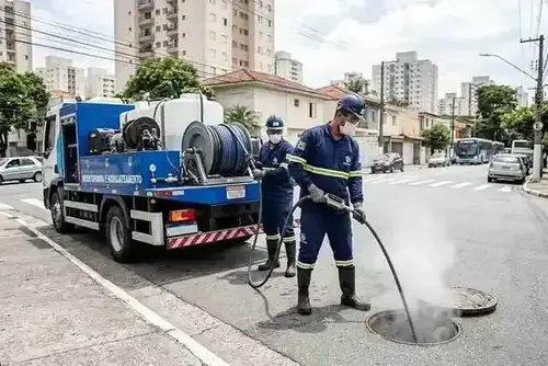 Equipamento para desentupimento de rede de esgoto