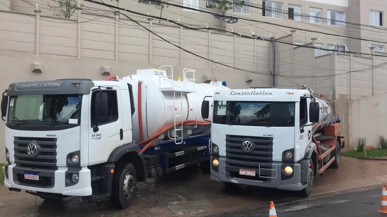 Limpeza de Fossa em Guarulhos — equipe Esgota Hidro com equipamento profissional, atendimento 24 horas